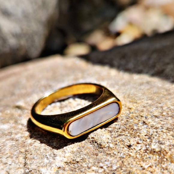 Elegant Gold Tone Mother of Pearl Bar Ring Size 8 - Picture 2 of 2